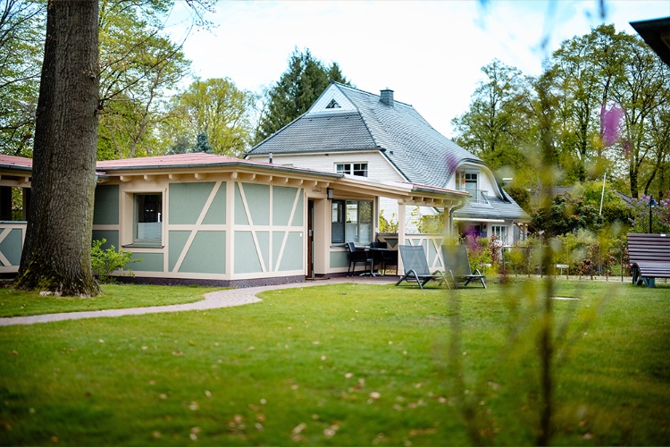 Eigene Terrasse mit Gartenliegen